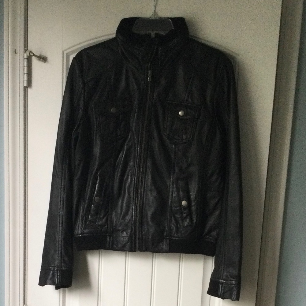 NEW Guess 100% genuine leather jacket. Good quality, fully lined. 4 pockets.